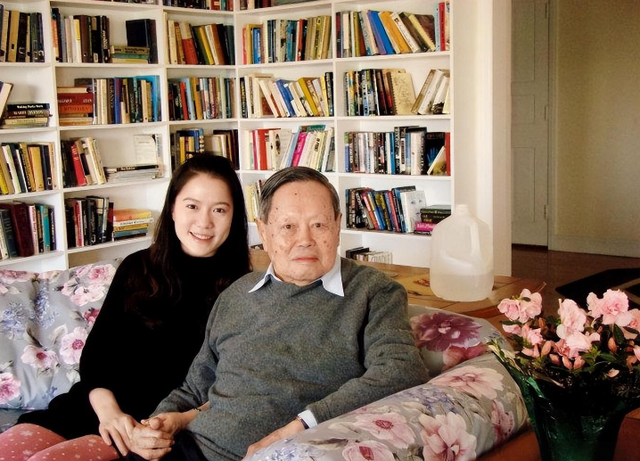 杨振宁离世，翁帆发文悼念！49岁无儿无女的她，将何去何从？