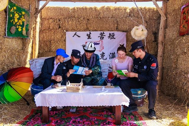 新疆出入境边防检查总站伊犁边境管理支队察汗乌苏边境派出所走进田间景区普法
