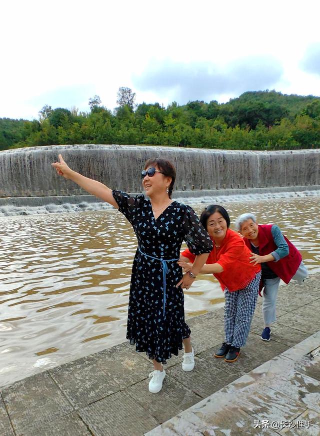 柴米油盐调味诗与远方，抚仙湖那一抹红