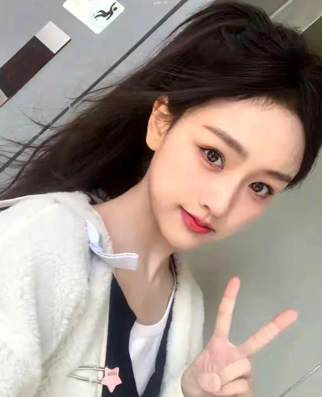 河南校花谢卓亚美貌惊艳全网，网友惊叹：美到让人怀疑人生啊！