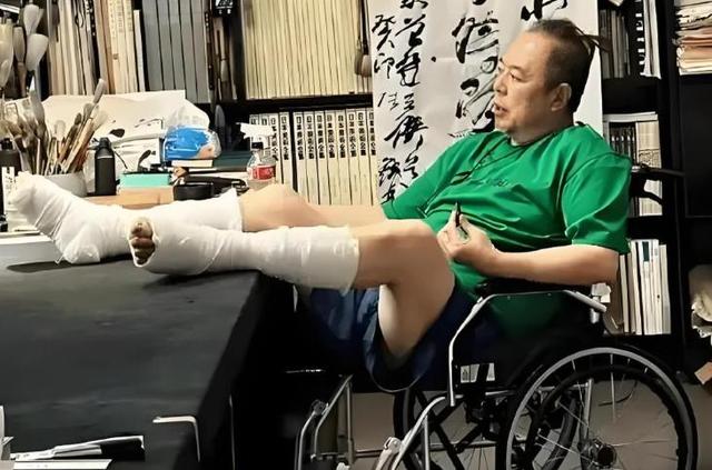 善恶到头终有报！68岁瘫在轮椅上的张铁林，如今的下场大快人心
