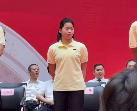 陈若琳问全红婵：大学一个月生活费多少？全红婵的回复显情商