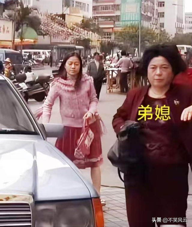 杨振宁离世不到1个月，与翁帆领证留影被扒，他当时一脸不好意思