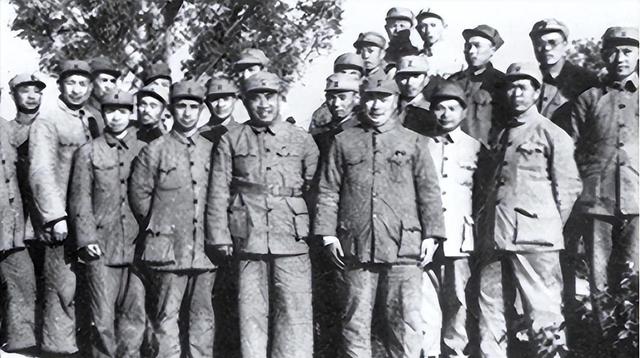 1955年，蒋介石看着十大元帅名单，指着陈毅苦笑：这个人太厉害了