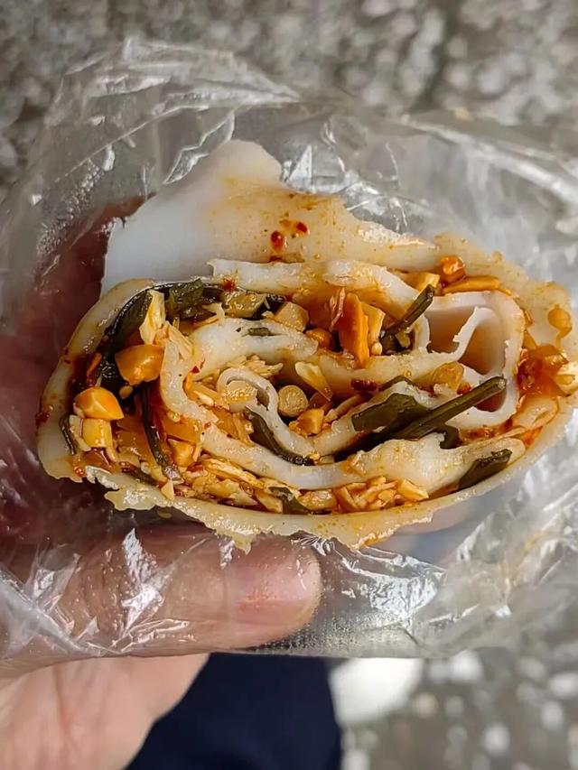 比西昌人少，比昆明更近！高铁直达20℃小众春城，赏花摘果泡温泉！3元草莓吃到撑~