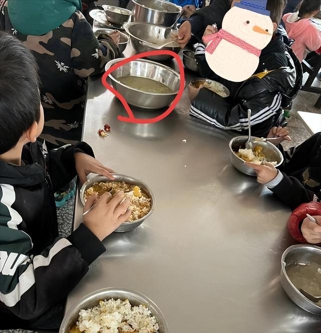 北京下了死命令，2027年底前	，所有中小学必须告别“校外配餐”