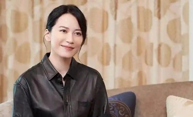 至今未婚未育，身边却有男人陪了近20年！54岁的她才是人间通透