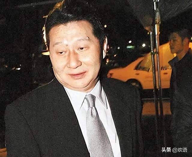 前半生靠父亲	、后半辈子坑女儿	，最终落得个家财散尽、癌死狱中