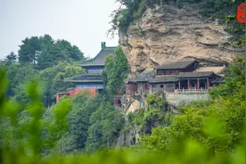 武当山南岩，张三丰在此炼丹，吕洞宾在此修道，陈抟写下卧佛睡寿图片