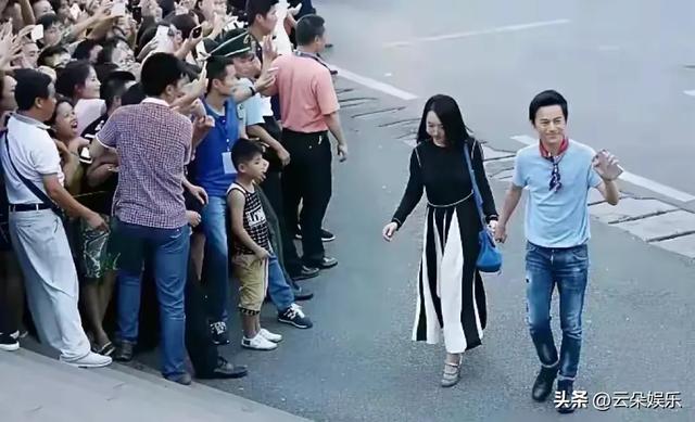 51岁的何炅，牵手54岁的杨钰莹，年过半百的俩人，画面温馨