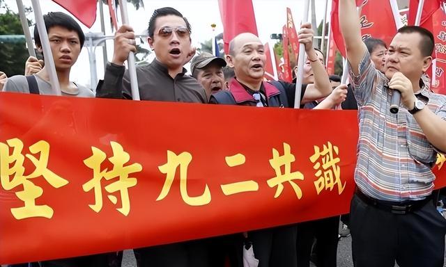 在中日关系敏感时期，他竟然率团赴日访问，为了刷存在感毫无底线