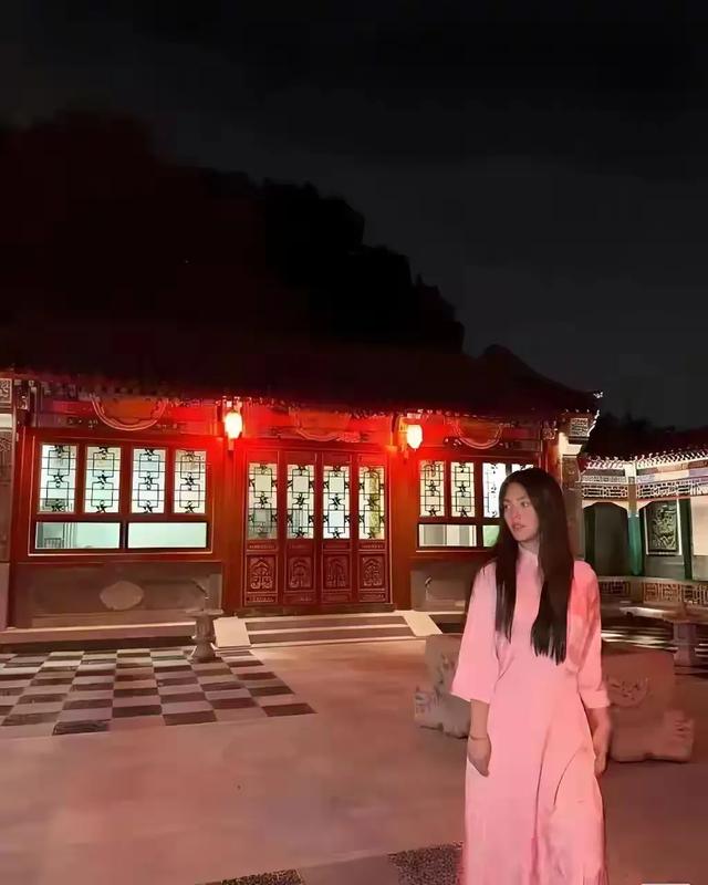 午夜的旗袍照，王诗龄北京小院穿旗袍冷艳现身，面无表情引发恐慌