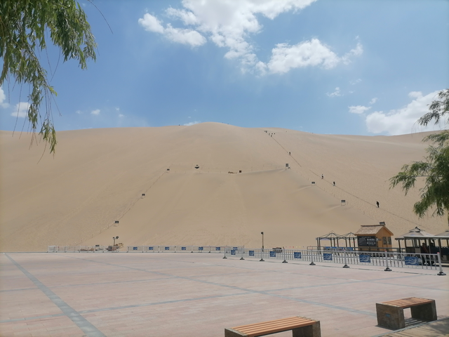 探秘甘肃敦煌鸣沙山月牙泉：沙漠中的奇幻胜景