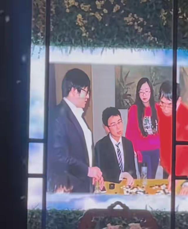 聂卫平告别仪式：大儿子手捧遗像	，3个子女都到齐，众人含泪悼念