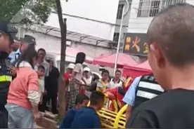 看着都疼！3岁孩童玩健身器被卡，妈妈在一旁......图片