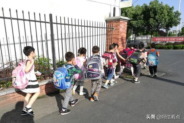 开学第一天围栏前“长满”家长(这哪是送孩子?分明是“送完还要偷偷看一眼”的仪式感。) 开学第一天围栏前“长满”家长(这哪是送孩子?分明是“送完还要偷偷看一眼”的仪式感。)