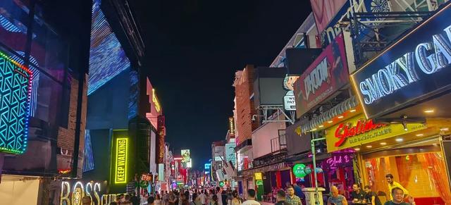 风月步行街——《泰国散 记》