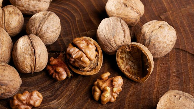 核桃立大功，医学研究发现：每天吃核桃对这3种慢性病或有好处