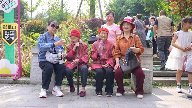 百岁老人携全家登高祈福 四川彭山:三月三朝山节演绎“寿乡”温情