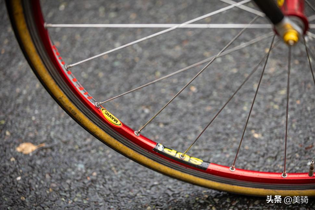 众多中国自行车与零件：英国爬坡锦标赛上有趣的器材