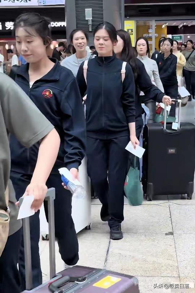 女民兵们各自返程回家，身高都在180左右，军装一脱，姹紫嫣红！