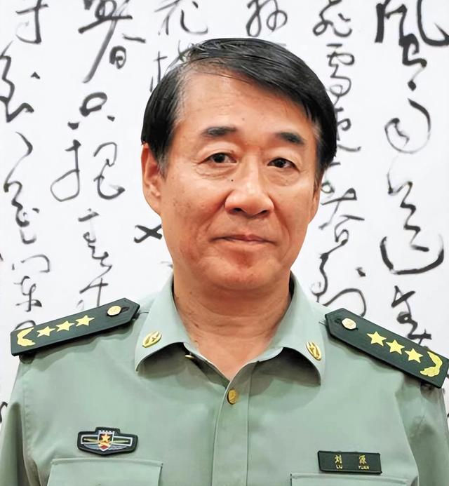1984年，王光美来到河南和当县长的儿子刘源，留下一张珍贵的合影