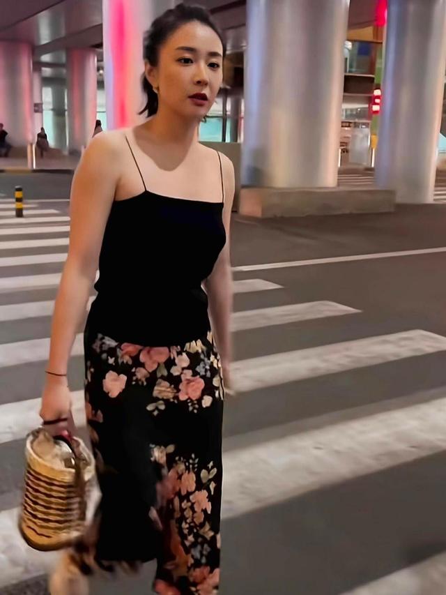 大嫂高叶太丰满了，真空穿西装都兜不住好身材	，我感慨资本会选人