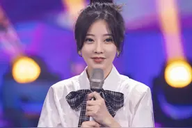 冯提莫健身直播意外走光，直播间遭封禁，网友戏称“垫大不实”图片