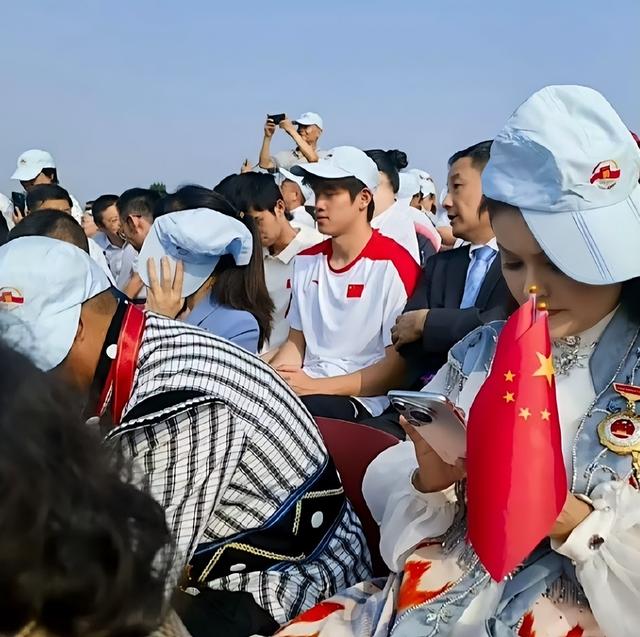 九三阅兵现场：霍启刚姚明同框，体育天团好兴奋，雷军3点去排队