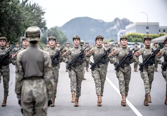 28岁女民兵李思颖阅兵归家，母亲火速官宣新身份，网友评论酸死人