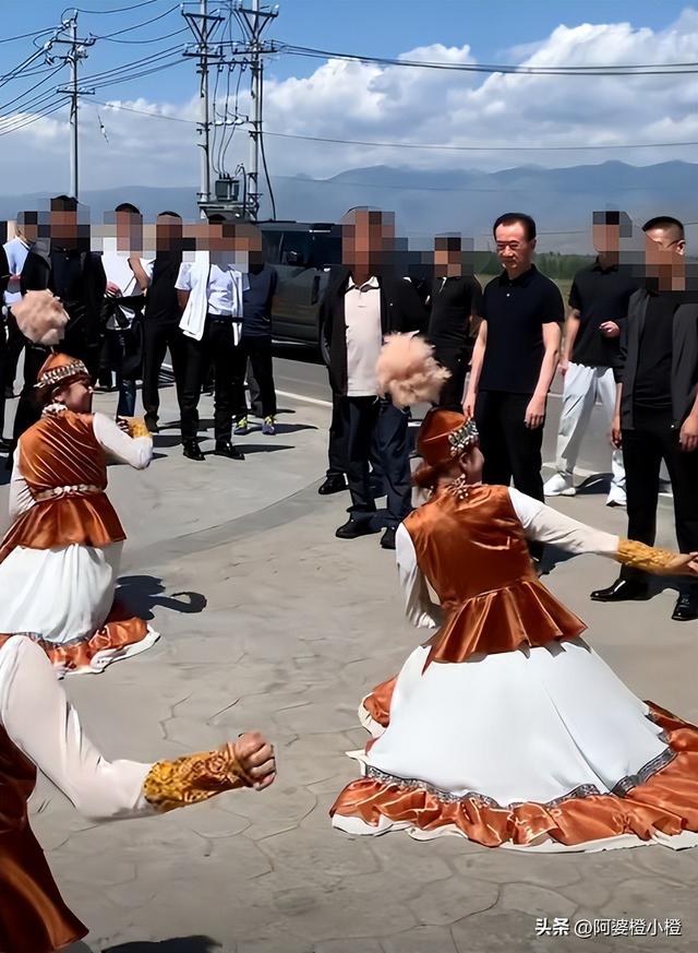 71岁王健林现身新疆，瘦成皮包骨，儿子王思聪本性难改又换新女友