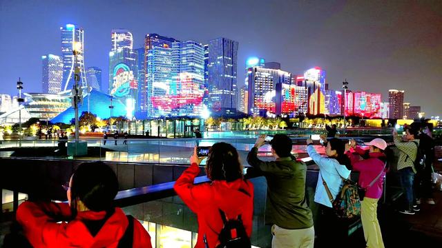 光影为笺：杭州绘就的流光盛卷