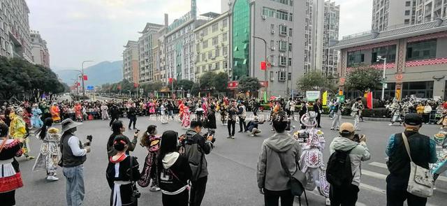 游客亲历连南盘王节巡游，普通观众拍照好难，叹：好看表演被毁？