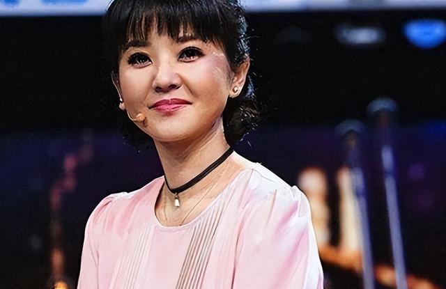 51岁主持人方琼：嫁给电视台领导，21岁儿子不仅长得像她还是学霸