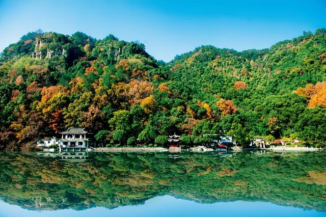 “三江两岸”微缩世界亮相南京东路！ 杭州文旅携“深秋的富春山居图”赴沪引客