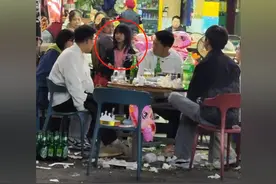 小女孩凌晨在街边卖气球，不卖完不能回，疑似被拐卖，评论区炸了图片
