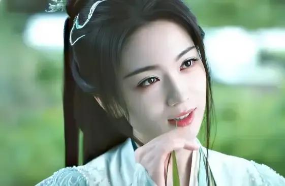 拦腰抱、湿身吻，《暗河传》2搭的他俩，贡献了全剧最大尺度