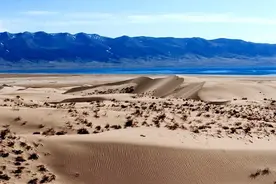 我国面积最大湖泊，拥有千亿立方米水量，为什么周边会有沙漠？图片