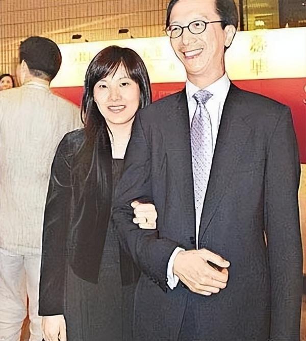 老夫少妻的"残酷现实"，在梁锦松和伏明霞身上展现的淋漓尽致