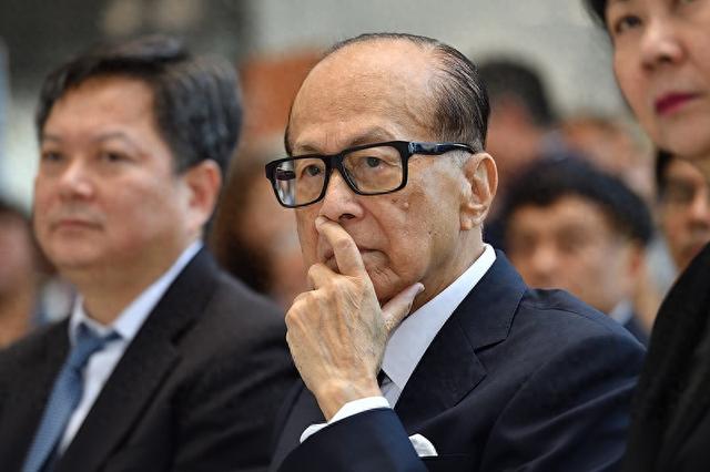 2909亿身价有何用？97岁的李嘉诚无力回天，两个60岁儿子已成心病