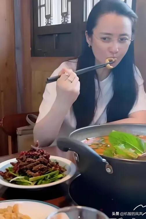 49岁蒋勤勤素颜逛贵州，打扮低调显年轻，吃饭戴老花镜