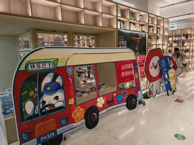 淘书逛展、夜游夜市、盖章打卡……上海书展的快乐，弥漫在整座城市→