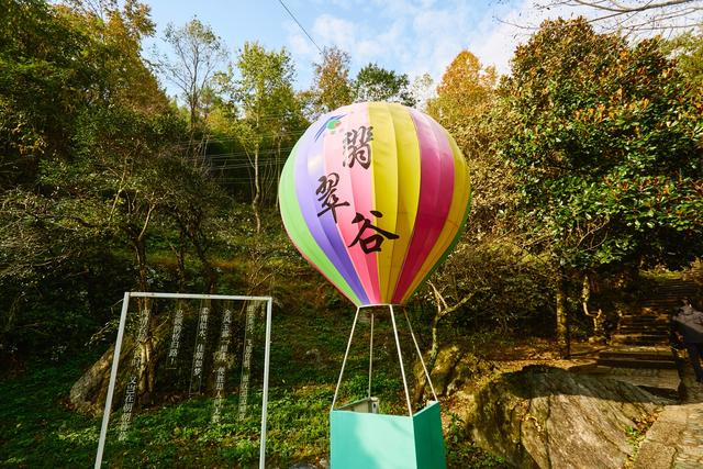 黄山翡翠谷秋韵，溪水映红叶，藏在山水间，一步一景皆是诗情画意