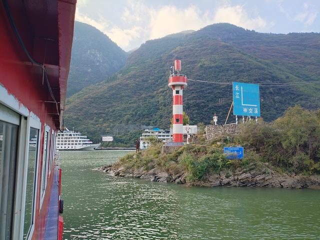 鄂渝行第四天（上）：小红船换小白船，从巫山到巴东