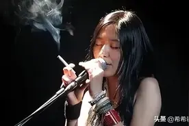 舞台上抽烟，10年不出专辑，归来仍获金曲奖，吴青峰爱了她20年？图片