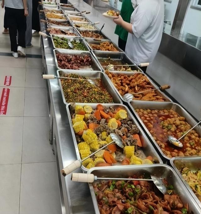 北京下死命令了：在2027年底前，所有中小学必须告别“校外配餐”