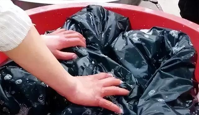 羽绒服脏了不用干洗，教你自己在家洗羽绒服，比洗衣店洗的更干净