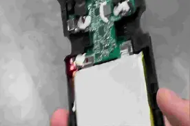 跑50公里都还不了充电宝？女子情绪崩溃，怒摔泄愤…图片