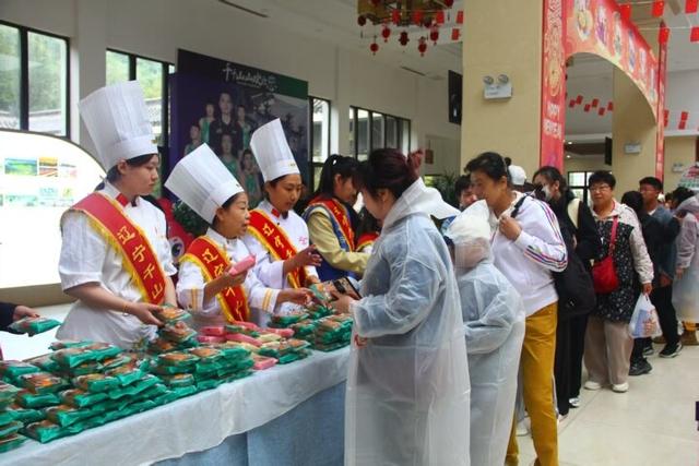 各地游客冒雨赴鞍 共庆中秋佳节