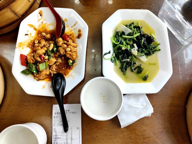 在扬州富春花园茶社吃午餐,感觉味道和服务都一般!